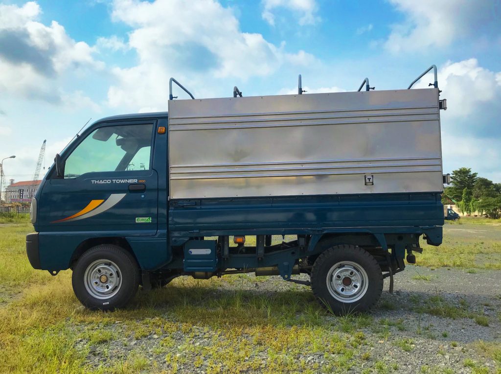 bên-hông-tài-xe-tải-thaco-towner-800-thùng-bạt-xanh-dương