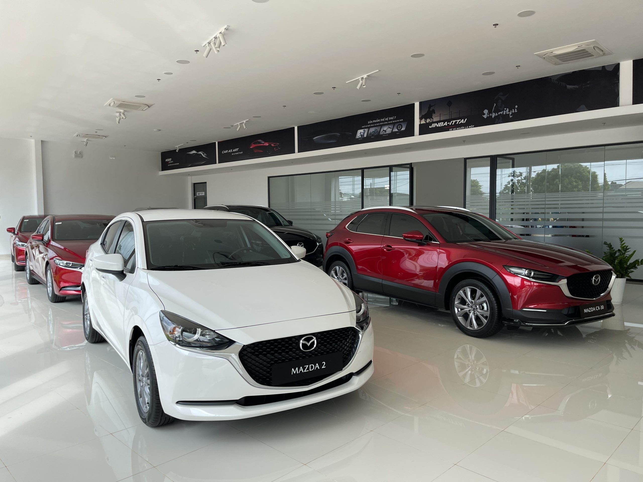 khu trưng bày xe Mazda